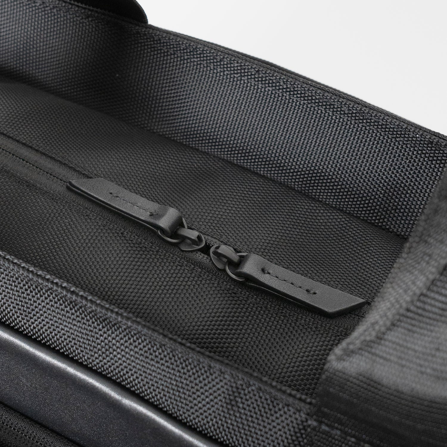 Floe ワーク＆デイリートートバックの本体気室の引き手