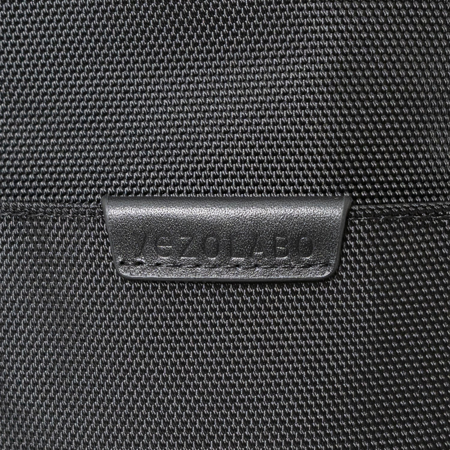 Floe ワーク＆デイリートートバックにはyezoLABO（エゾラボ）のブランドレザーピスネームが付いています。