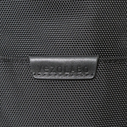 Floe ワーク＆デイリートートバックにはyezoLABO（エゾラボ）のブランドレザーピスネームが付いています。