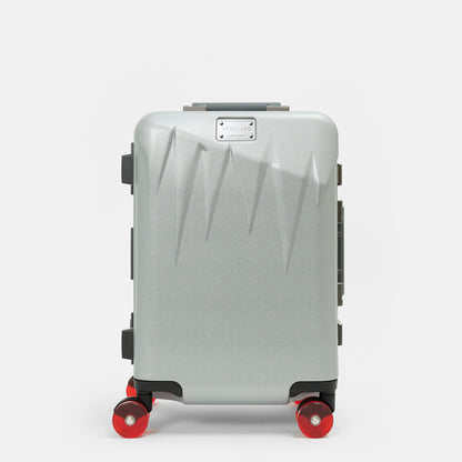 北海道の冬の絶景、氷柱（つらら）からインスピレーションを受けた、日本製フレームタイプICICLE-アイシクル フレームスーツケース（キャリーケース）／機内持込サイズ・09シルバー
太く鋭い氷柱をモチーフにデザインされた立体的なボディシェルリブに、ボディカラーとカラーキャスターの取り合わせで個性が際立つデザインです。