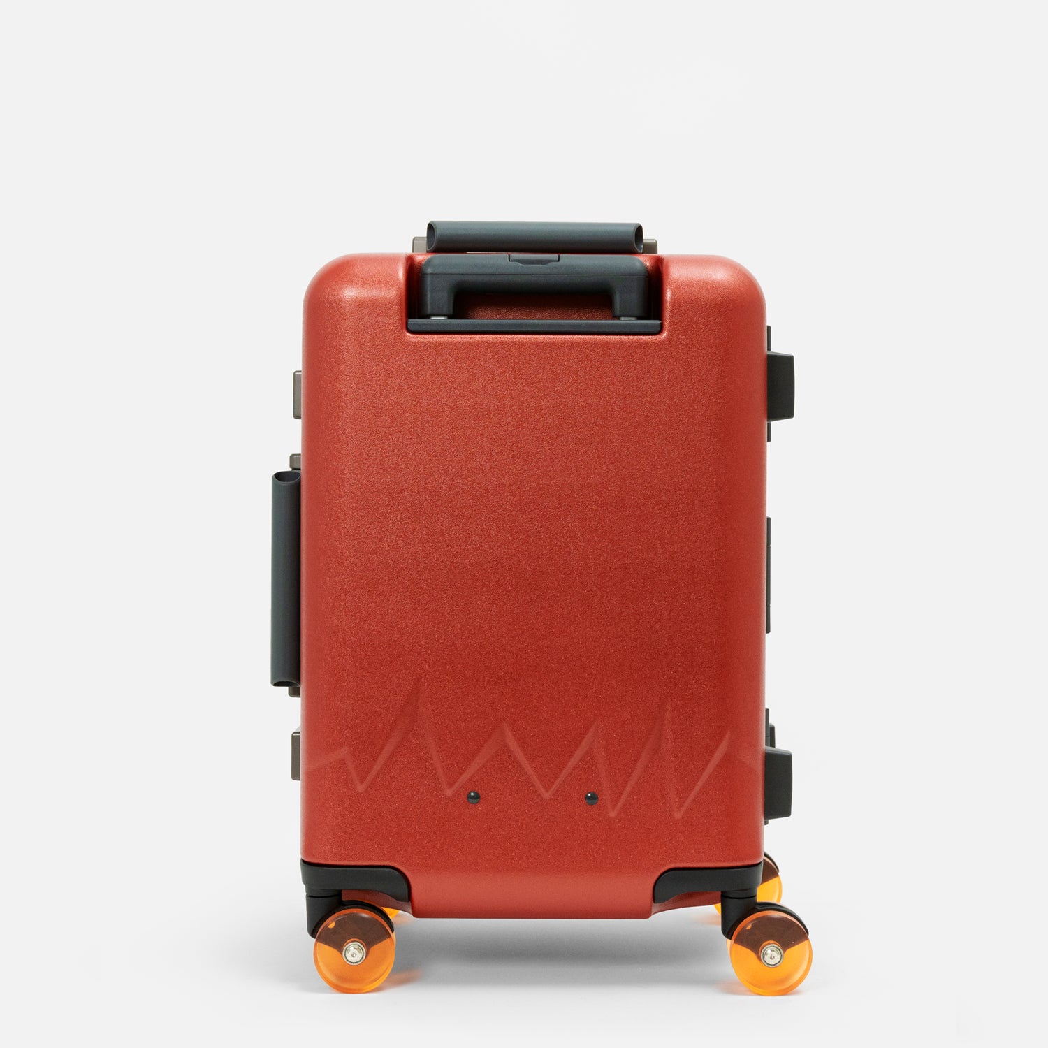 北海道の冬の絶景、氷柱（つらら）からインスピレーションを受けた、日本製フレームタイプICICLE-アイシクル フレームスーツケース（キャリーケース）／機内持込サイズ・10ブリックレッド
太く鋭い氷柱をモチーフにデザインされた立体的なボディシェルリブに、ボディカラーとカラーキャスターの取り合わせで個性が際立つデザインです。