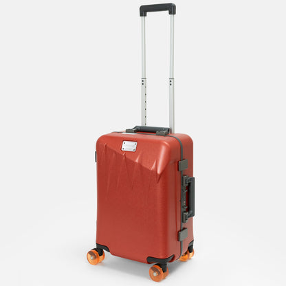 北海道の冬の絶景、氷柱（つらら）からインスピレーションを受けた、日本製フレームタイプICICLE-アイシクル フレームスーツケース（キャリーケース）／機内持込サイズ
太く鋭い氷柱をモチーフにデザインされた立体的なボディシェルリブに、ボディカラーとカラーキャスターの取り合わせで個性が際立つデザインです。