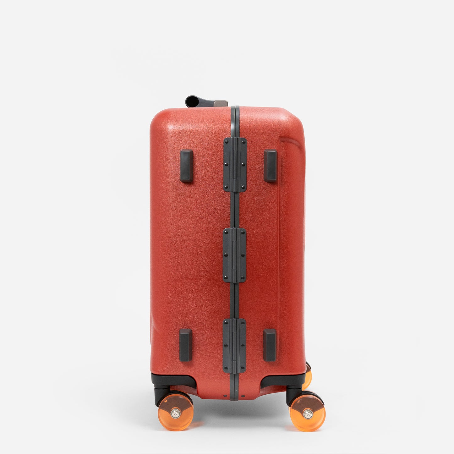 北海道の冬の絶景、氷柱（つらら）からインスピレーションを受けた、日本製フレームタイプICICLE-アイシクル フレームスーツケース（キャリーケース）／機内持込サイズ・10ブリックレッド
太く鋭い氷柱をモチーフにデザインされた立体的なボディシェルリブに、ボディカラーとカラーキャスターの取り合わせで個性が際立つデザインです。