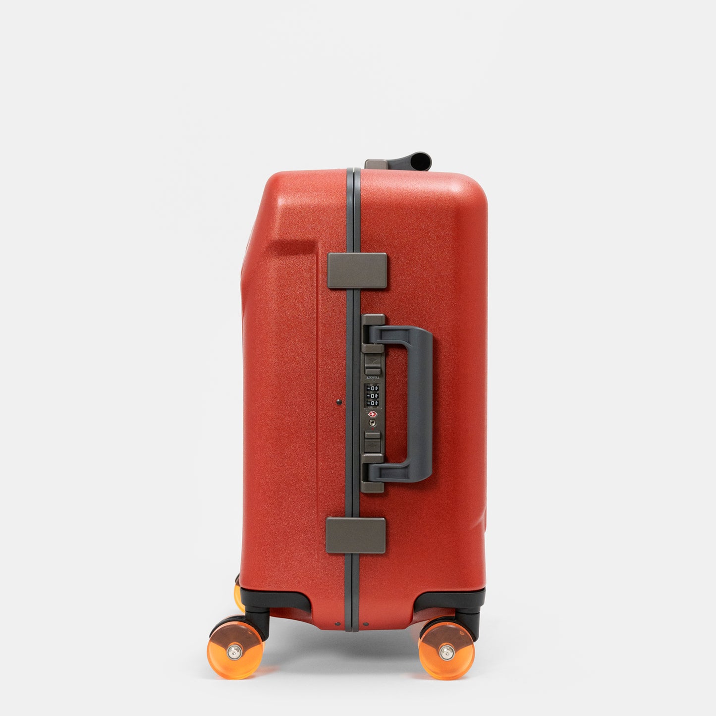 北海道の冬の絶景、氷柱（つらら）からインスピレーションを受けた、日本製フレームタイプICICLE-アイシクル フレームスーツケース（キャリーケース）／機内持込サイズ・10ブリックレッド
太く鋭い氷柱をモチーフにデザインされた立体的なボディシェルリブに、ボディカラーとカラーキャスターの取り合わせで個性が際立つデザインです。