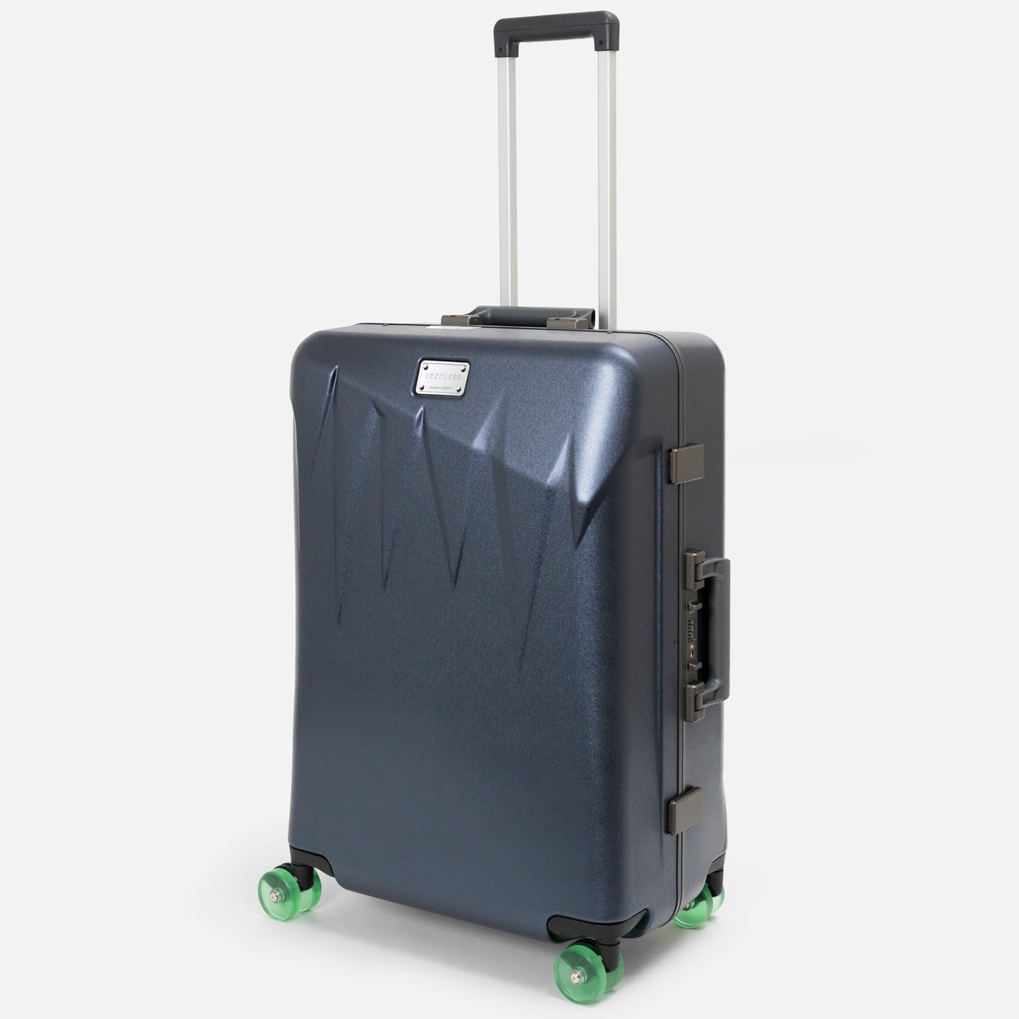 北海道の冬の絶景、氷柱（つらら）からインスピレーションを受けた、日本製フレームタイプICICLE-アイシクル フレームスーツケース（キャリーケース）／預け入れサイズ・03ネイビー
太く鋭い氷柱をモチーフにデザインされた立体的なボディシェルリブに、ボディカラーとカラーキャスターの取り合わせで個性が際立つデザインです。