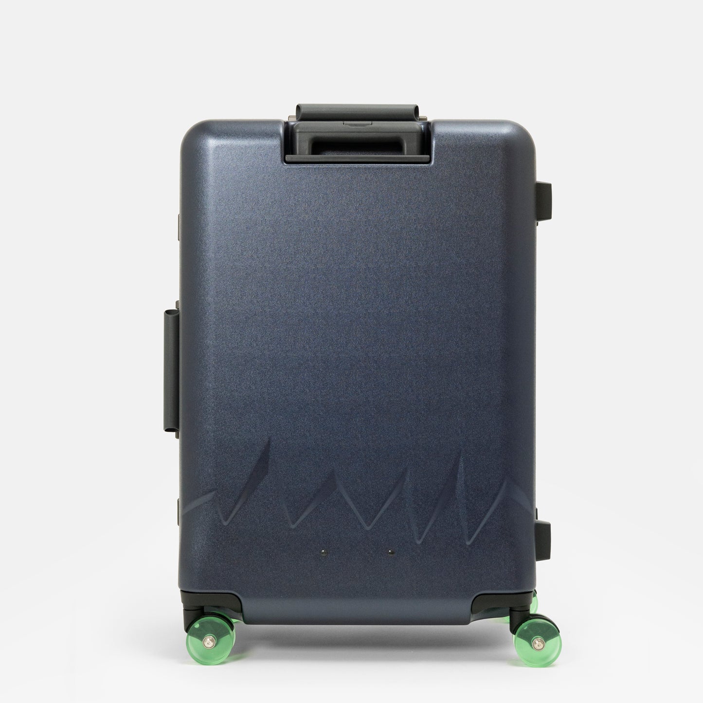 北海道の冬の絶景、氷柱（つらら）からインスピレーションを受けた、日本製フレームタイプICICLE-アイシクル フレームスーツケース（キャリーケース）／預け入れサイズ・03ネイビー
太く鋭い氷柱をモチーフにデザインされた立体的なボディシェルリブに、ボディカラーとカラーキャスターの取り合わせで個性が際立つデザインです。