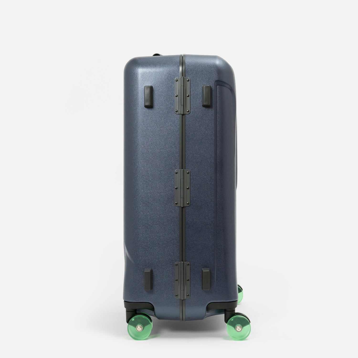 北海道の冬の絶景、氷柱（つらら）からインスピレーションを受けた、日本製フレームタイプICICLE-アイシクル フレームスーツケース（キャリーケース）／預け入れサイズ・03ネイビー
太く鋭い氷柱をモチーフにデザインされた立体的なボディシェルリブに、ボディカラーとカラーキャスターの取り合わせで個性が際立つデザインです。