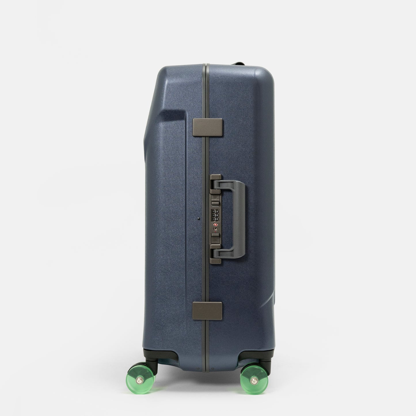 北海道の冬の絶景、氷柱（つらら）からインスピレーションを受けた、日本製フレームタイプICICLE-アイシクル フレームスーツケース（キャリーケース）／預け入れサイズ・03ネイビー
太く鋭い氷柱をモチーフにデザインされた立体的なボディシェルリブに、ボディカラーとカラーキャスターの取り合わせで個性が際立つデザインです。