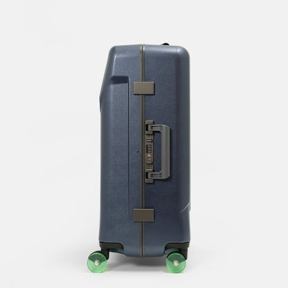 北海道の冬の絶景、氷柱（つらら）からインスピレーションを受けた、日本製フレームタイプICICLE-アイシクル フレームスーツケース（キャリーケース）／預け入れサイズ・03ネイビー
太く鋭い氷柱をモチーフにデザインされた立体的なボディシェルリブに、ボディカラーとカラーキャスターの取り合わせで個性が際立つデザインです。