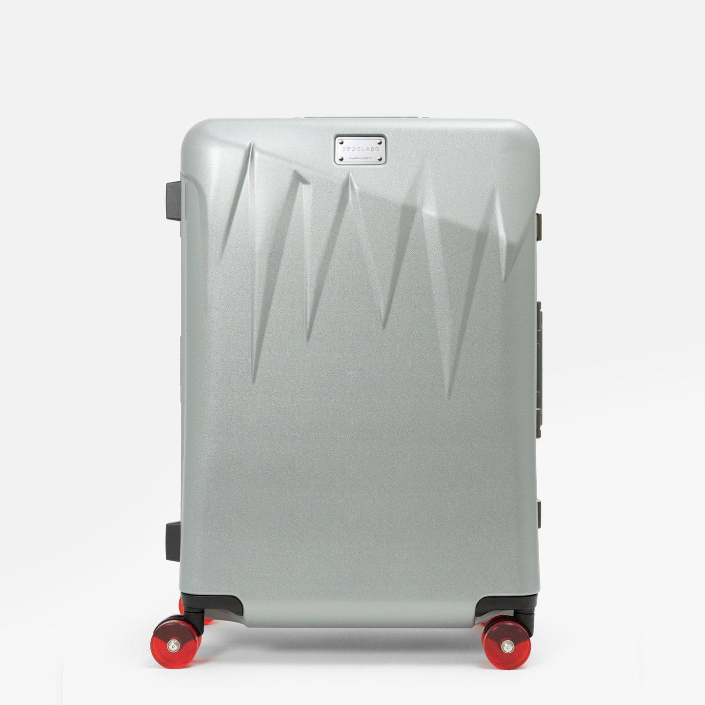 北海道の冬の絶景、氷柱（つらら）からインスピレーションを受けた、日本製フレームタイプICICLE-アイシクル フレームスーツケース（キャリーケース）／預け入れサイズ・09シルバー
太く鋭い氷柱をモチーフにデザインされた立体的なボディシェルリブに、ボディカラーとカラーキャスターの取り合わせで個性が際立つデザインです。