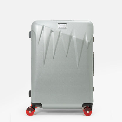 北海道の冬の絶景、氷柱（つらら）からインスピレーションを受けた、日本製フレームタイプICICLE-アイシクル フレームスーツケース（キャリーケース）／預け入れサイズ・09シルバー
太く鋭い氷柱をモチーフにデザインされた立体的なボディシェルリブに、ボディカラーとカラーキャスターの取り合わせで個性が際立つデザインです。