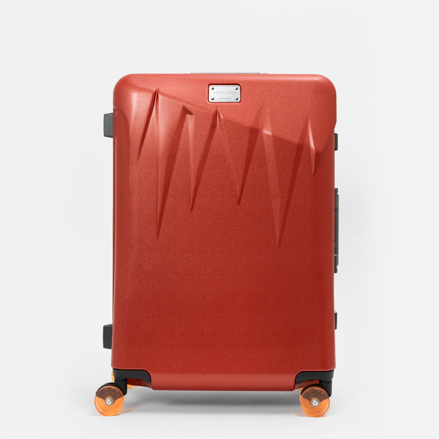 北海道の冬の絶景、氷柱（つらら）からインスピレーションを受けた、日本製フレームタイプICICLE-アイシクル フレームスーツケース（キャリーケース）／預け入れサイズ・10ブリックレッド
太く鋭い氷柱をモチーフにデザインされた立体的なボディシェルリブに、ボディカラーとカラーキャスターの取り合わせで個性が際立つデザインです。