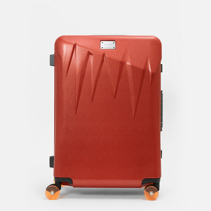 北海道の冬の絶景、氷柱（つらら）からインスピレーションを受けた、日本製フレームタイプICICLE-アイシクル フレームスーツケース（キャリーケース）／預け入れサイズ・10ブリックレッド
太く鋭い氷柱をモチーフにデザインされた立体的なボディシェルリブに、ボディカラーとカラーキャスターの取り合わせで個性が際立つデザインです。