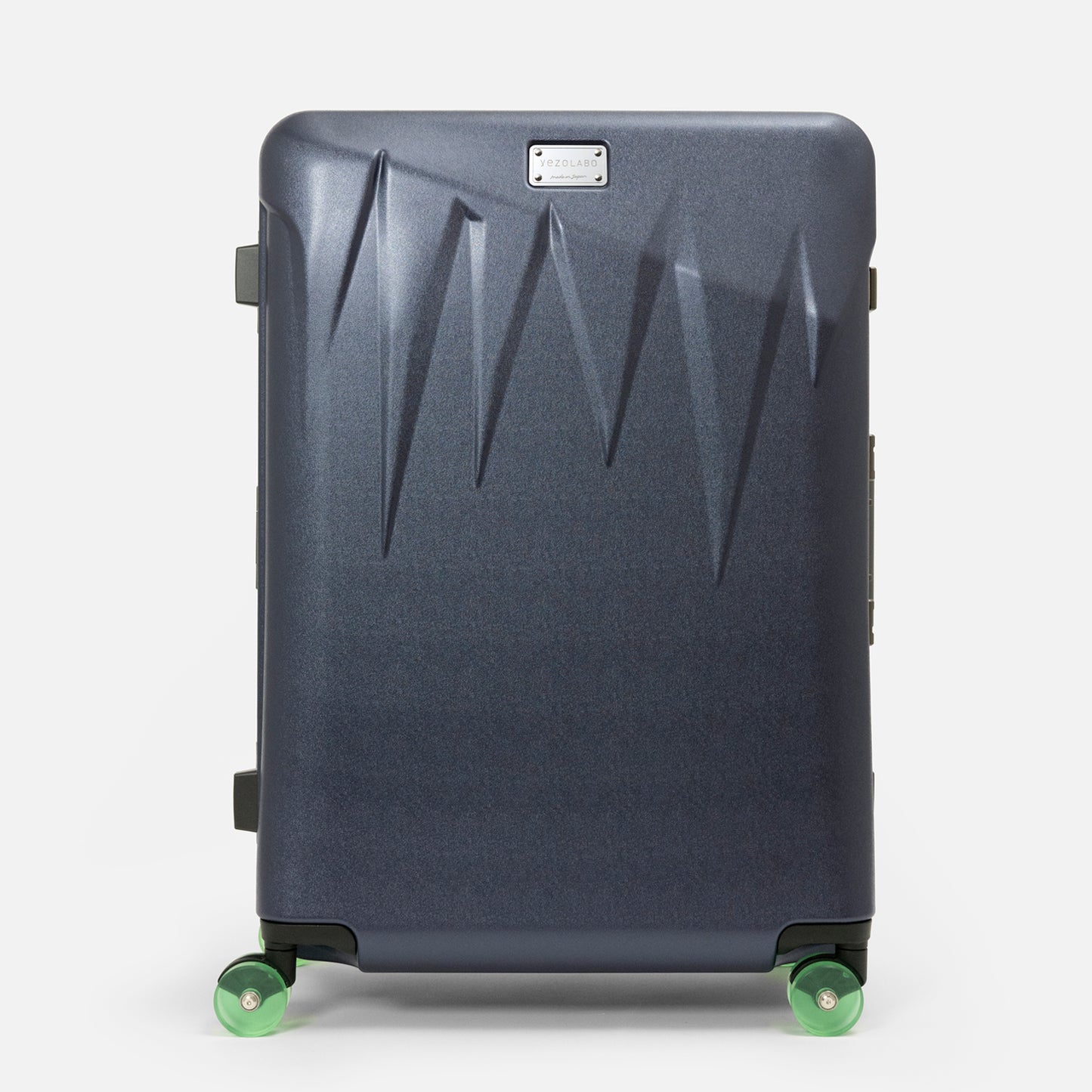 北海道の冬の絶景、氷柱（つらら）からインスピレーションを受けた、日本製フレームタイプICICLE-アイシクル フレームスーツケース（キャリーケース）／預け入れサイズ・03ネイビー
太く鋭い氷柱をモチーフにデザインされた立体的なボディシェルリブに、ボディカラーとカラーキャスターの取り合わせで個性が際立つデザインです。