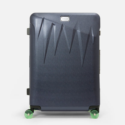 北海道の冬の絶景、氷柱（つらら）からインスピレーションを受けた、日本製フレームタイプICICLE-アイシクル フレームスーツケース（キャリーケース）／預け入れサイズ・03ネイビー
太く鋭い氷柱をモチーフにデザインされた立体的なボディシェルリブに、ボディカラーとカラーキャスターの取り合わせで個性が際立つデザインです。