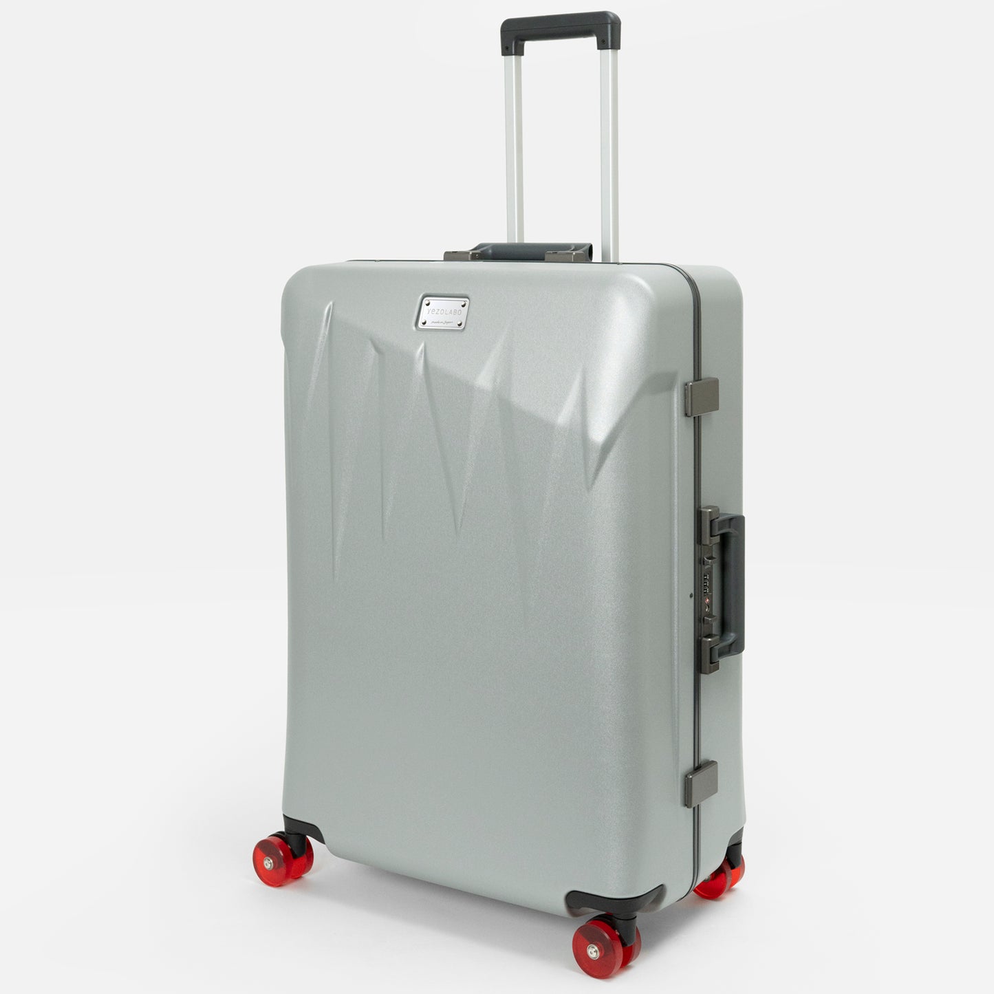 北海道の冬の絶景、氷柱（つらら）からインスピレーションを受けた、日本製フレームタイプICICLE-アイシクル フレームスーツケース（キャリーケース）／預け入れサイズ・09シルバー
太く鋭い氷柱をモチーフにデザインされた立体的なボディシェルリブに、ボディカラーとカラーキャスターの取り合わせで個性が際立つデザインです。