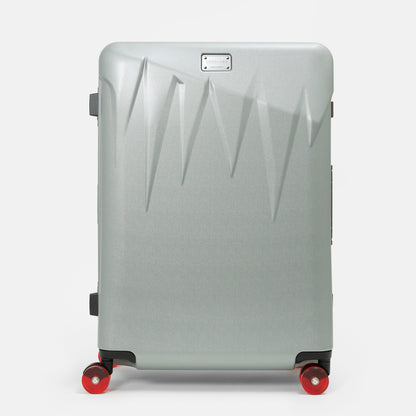 北海道の冬の絶景、氷柱（つらら）からインスピレーションを受けた、日本製フレームタイプICICLE-アイシクル フレームスーツケース（キャリーケース）／預け入れサイズ・09シルバー
太く鋭い氷柱をモチーフにデザインされた立体的なボディシェルリブに、ボディカラーとカラーキャスターの取り合わせで個性が際立つデザインです。