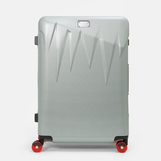 北海道の冬の絶景、氷柱（つらら）からインスピレーションを受けた、日本製フレームタイプICICLE-アイシクル フレームスーツケース（キャリーケース）／預け入れサイズ・09シルバー
太く鋭い氷柱をモチーフにデザインされた立体的なボディシェルリブに、ボディカラーとカラーキャスターの取り合わせで個性が際立つデザインです。