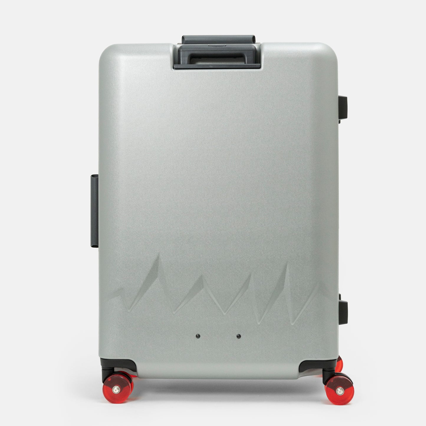 北海道の冬の絶景、氷柱（つらら）からインスピレーションを受けた、日本製フレームタイプICICLE-アイシクル フレームスーツケース（キャリーケース）／預け入れサイズ・09シルバー
太く鋭い氷柱をモチーフにデザインされた立体的なボディシェルリブに、ボディカラーとカラーキャスターの取り合わせで個性が際立つデザインです。