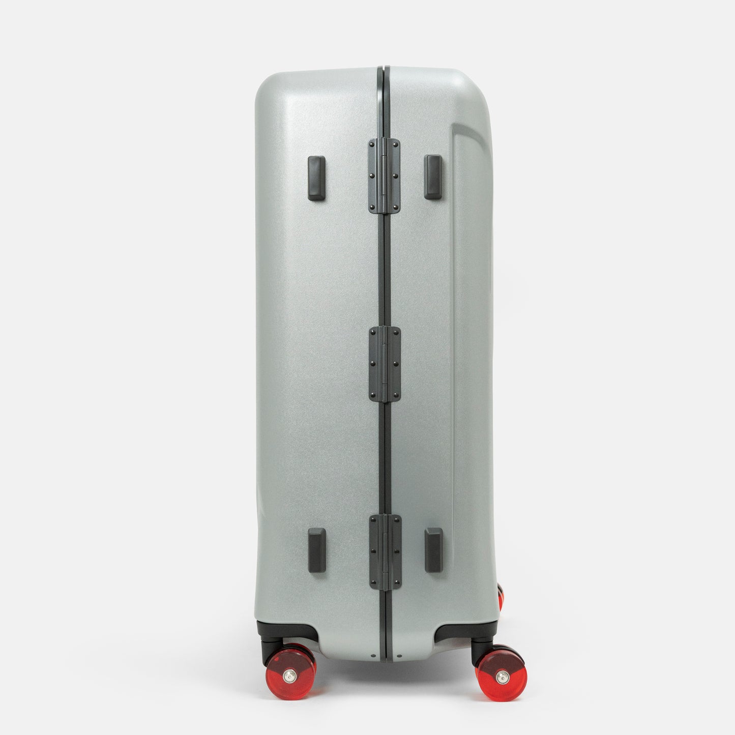 北海道の冬の絶景、氷柱（つらら）からインスピレーションを受けた、日本製フレームタイプICICLE-アイシクル フレームスーツケース（キャリーケース）／預け入れサイズ・09シルバー
太く鋭い氷柱をモチーフにデザインされた立体的なボディシェルリブに、ボディカラーとカラーキャスターの取り合わせで個性が際立つデザインです。