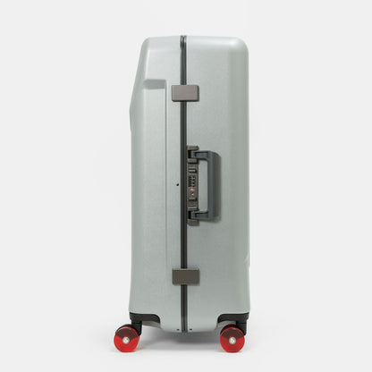 北海道の冬の絶景、氷柱（つらら）からインスピレーションを受けた、日本製フレームタイプICICLE-アイシクル フレームスーツケース（キャリーケース）／預け入れサイズ・09シルバー
太く鋭い氷柱をモチーフにデザインされた立体的なボディシェルリブに、ボディカラーとカラーキャスターの取り合わせで個性が際立つデザインです。