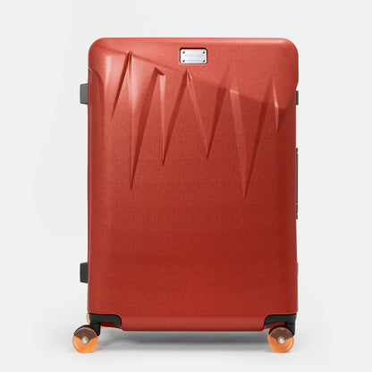 北海道の冬の絶景、氷柱（つらら）からインスピレーションを受けた、日本製フレームタイプICICLE-アイシクル フレームスーツケース（キャリーケース）／預け入れサイズ・10ブリックレッド
太く鋭い氷柱をモチーフにデザインされた立体的なボディシェルリブに、ボディカラーとカラーキャスターの取り合わせで個性が際立つデザインです。