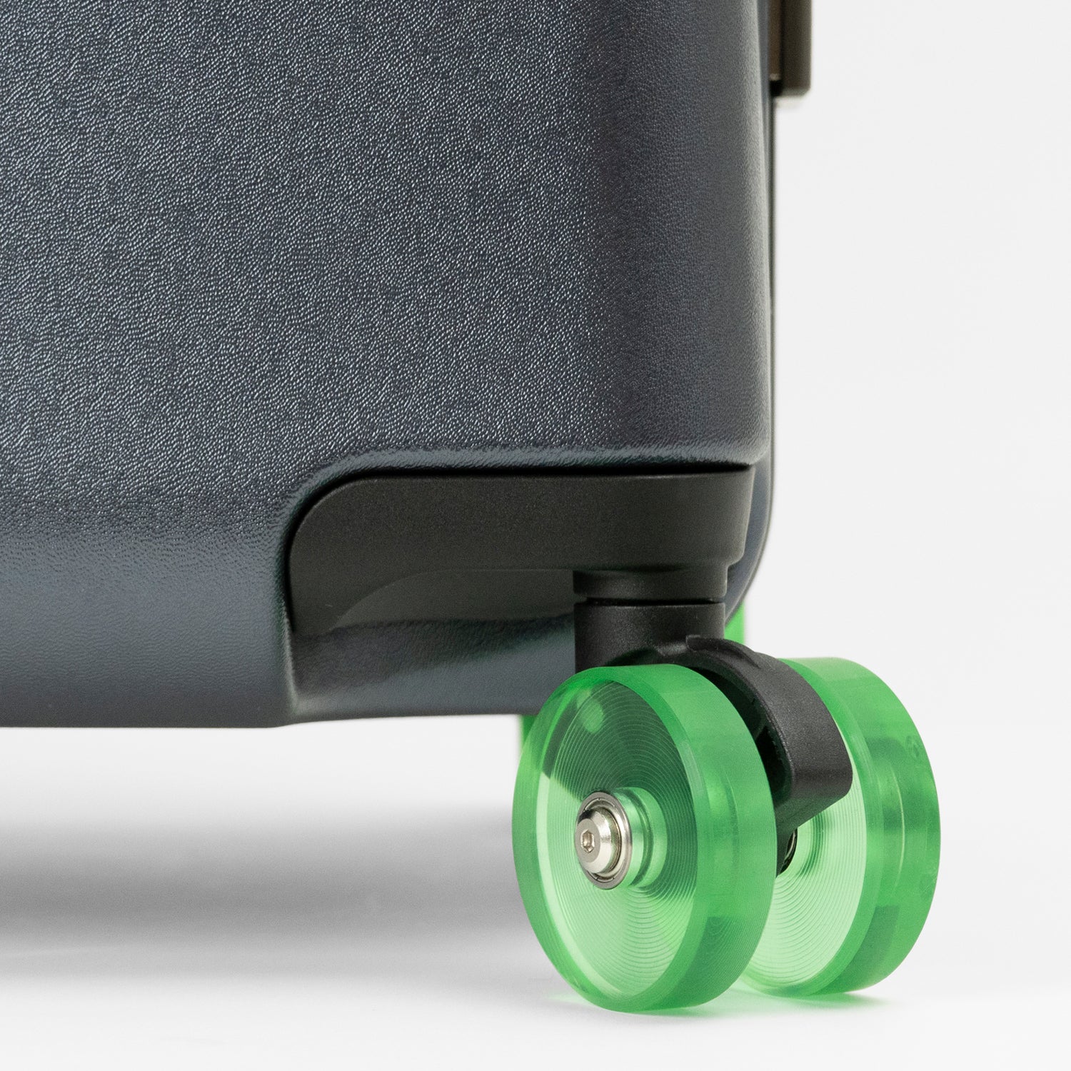 アイシクル フレームスーツケース（キャリーケース）は、それぞれのボディカラーとは異なるカラーのキャスターを取り合わせた個性が光る佇まい。ダブルホイールキャスターで、直径5.5cm、1.5cmの厚みがあり耐摩耗性が高いことに加え、走行時の抵抗が少なく凹凸の激しいコンクリート道などでも楽に力強く引くことができます。ホイール部には滑らかな走行を可能にする、ベアリングが内蔵。始動抵抗と回転抵抗が低減され、摩擦による車軸の発熱を緩和し、タイヤの劣化を防ぐ効果があります。ネイビー×グリーン