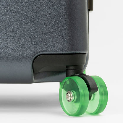 アイシクル フレームスーツケース（キャリーケース）は、それぞれのボディカラーとは異なるカラーのキャスターを取り合わせた個性が光る佇まい。ダブルホイールキャスターで、直径5.5cm、1.5cmの厚みがあり耐摩耗性が高いことに加え、走行時の抵抗が少なく凹凸の激しいコンクリート道などでも楽に力強く引くことができます。ホイール部には滑らかな走行を可能にする、ベアリングが内蔵。始動抵抗と回転抵抗が低減され、摩擦による車軸の発熱を緩和し、タイヤの劣化を防ぐ効果があります。ネイビー×グリーン