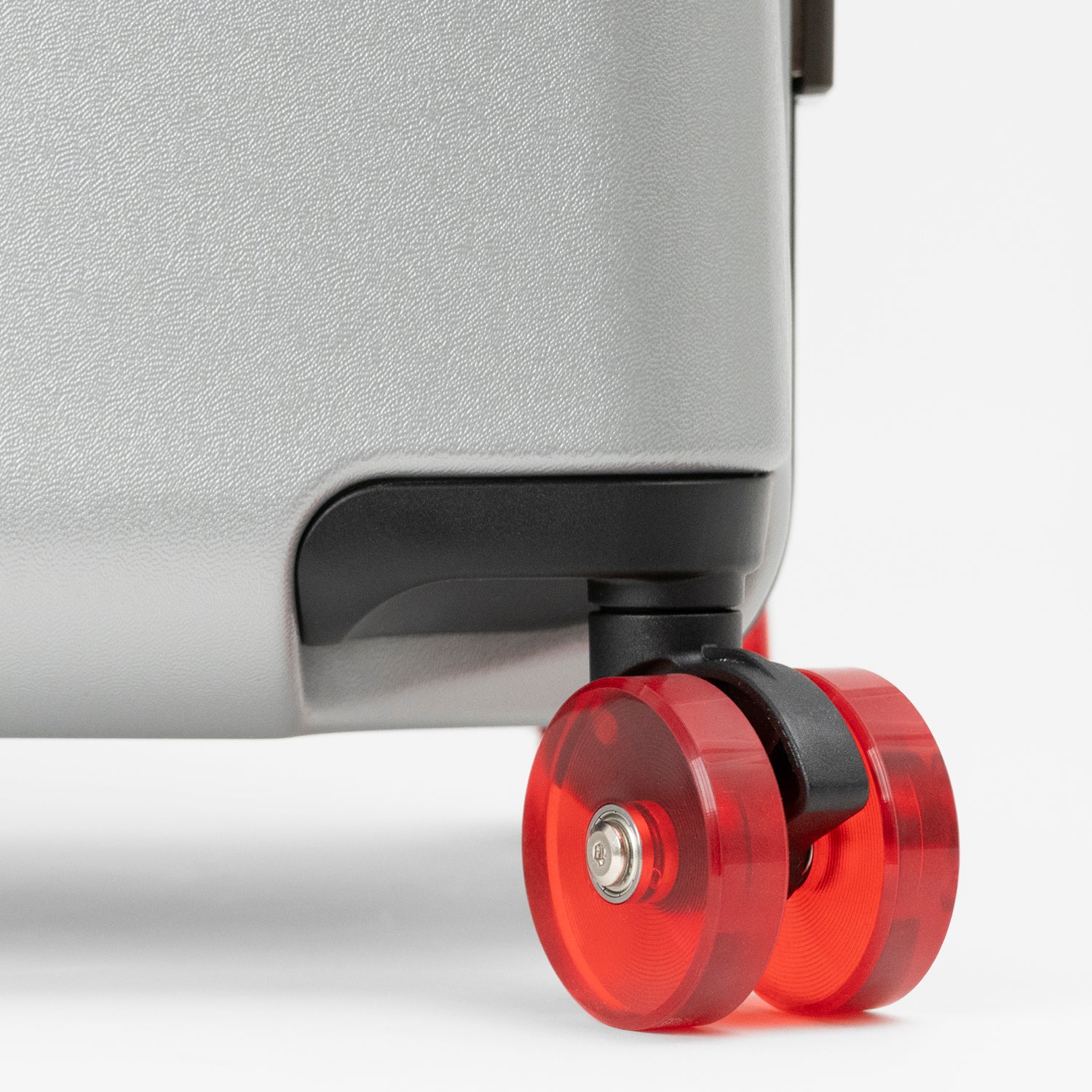 アイシクル フレームスーツケース（キャリーケース）は、それぞれのボディカラーとは異なるカラーのキャスターを取り合わせた個性が光る佇まい。ダブルホイールキャスターで、直径5.5cm、1.5cmの厚みがあり耐摩耗性が高いことに加え、走行時の抵抗が少なく凹凸の激しいコンクリート道などでも楽に力強く引くことができます。ホイール部には滑らかな走行を可能にする、ベアリングが内蔵。始動抵抗と回転抵抗が低減され、摩擦による車軸の発熱を緩和し、タイヤの劣化を防ぐ効果があります。シルバー×レッド