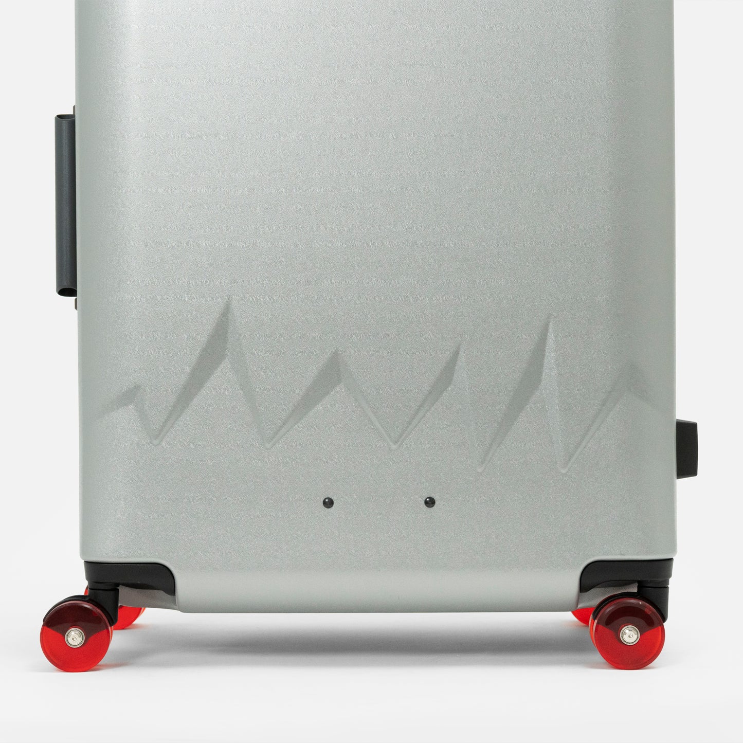 アイシクル フレームスーツケース（キャリーケース）は、北海道の寒い冬の季節に見られる絶景のひとつ、太く鋭い氷柱(つらら)からインスピレーションを受けたボディシェルデザイン。立体的なリブを配置し、まるで氷柱のように光の角度でさまざまな表情を創り出します。