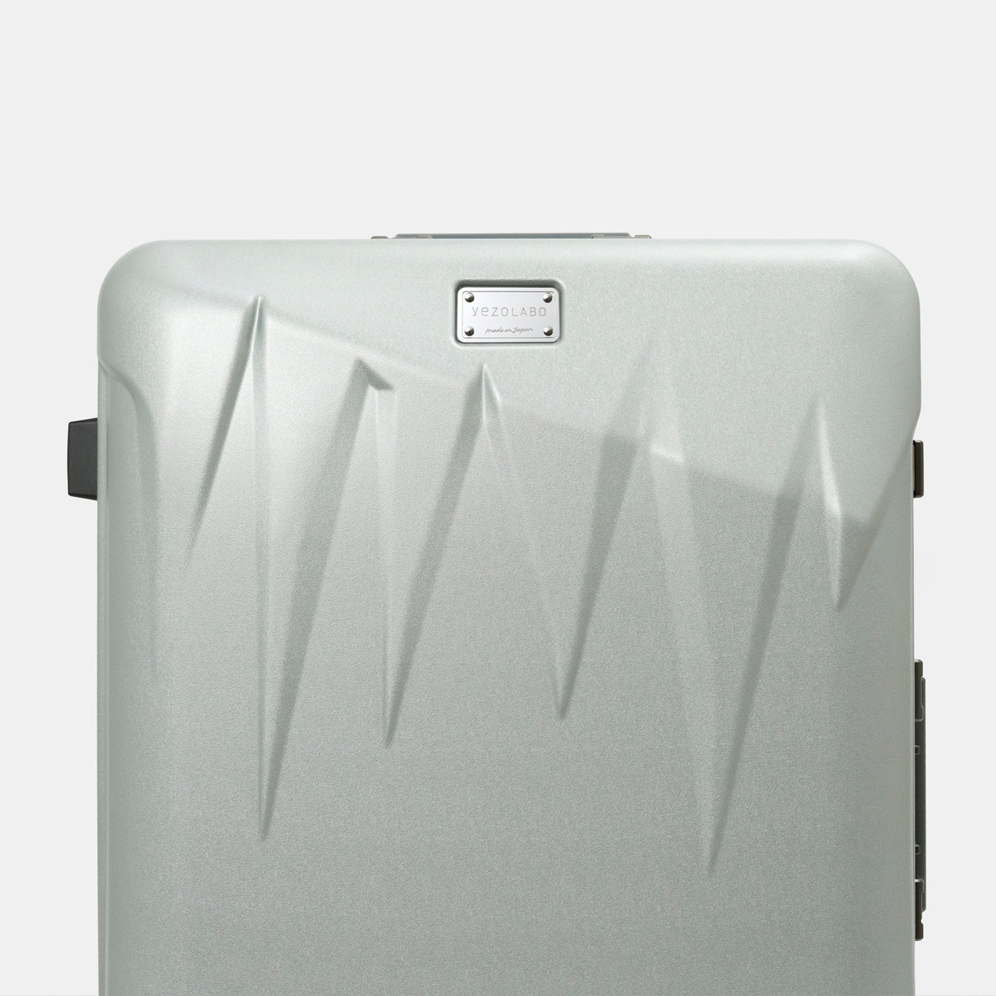 アイシクル フレームスーツケース（キャリーケース）は、北海道の寒い冬の季節に見られる絶景のひとつ、太く鋭い氷柱(つらら)からインスピレーションを受けたボディシェルデザイン。立体的なリブを配置し、まるで氷柱のように光の角度でさまざまな表情を創り出します。