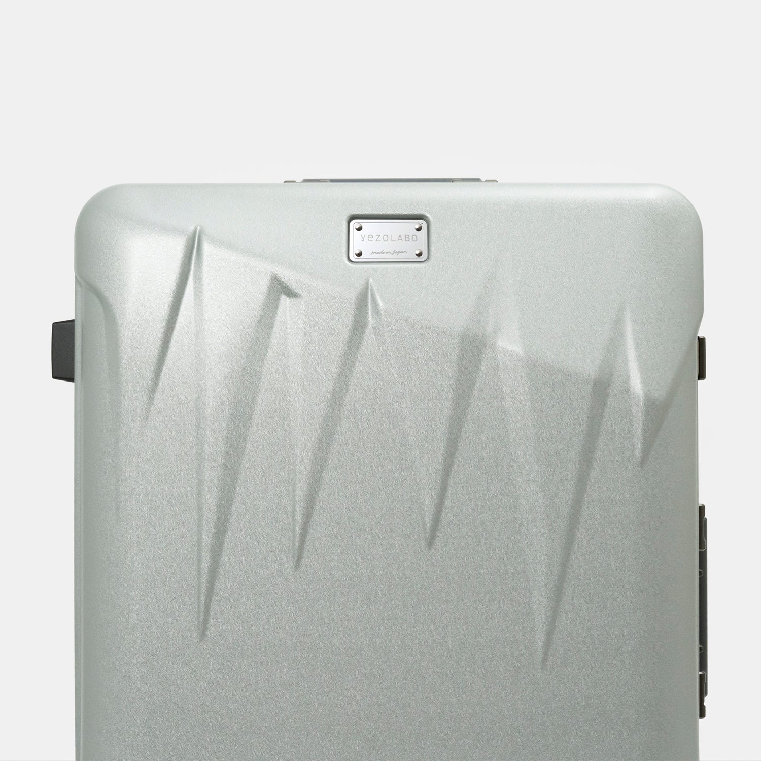 アイシクル フレームスーツケース（キャリーケース）は、北海道の寒い冬の季節に見られる絶景のひとつ、太く鋭い氷柱(つらら)からインスピレーションを受けたボディシェルデザイン。立体的なリブを配置し、まるで氷柱のように光の角度でさまざまな表情を創り出します。