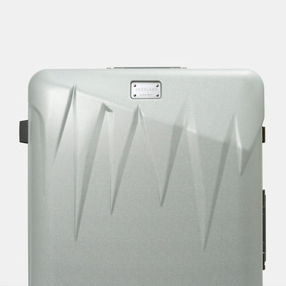 アイシクル フレームスーツケース（キャリーケース）は、北海道の寒い冬の季節に見られる絶景のひとつ、太く鋭い氷柱(つらら)からインスピレーションを受けたボディシェルデザイン。立体的なリブを配置し、まるで氷柱のように光の角度でさまざまな表情を創り出します。