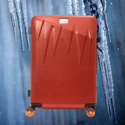 北海道の冬の絶景、氷柱（つらら）からインスピレーションを受けた、日本製フレームタイプICICLE-アイシクル フレームスーツケース（キャリーケース）。太く鋭い氷柱をモチーフにデザインされた立体的なボディシェルリブに、ボディカラーとカラーキャスターの取り合わせで個性が際立つデザインです。