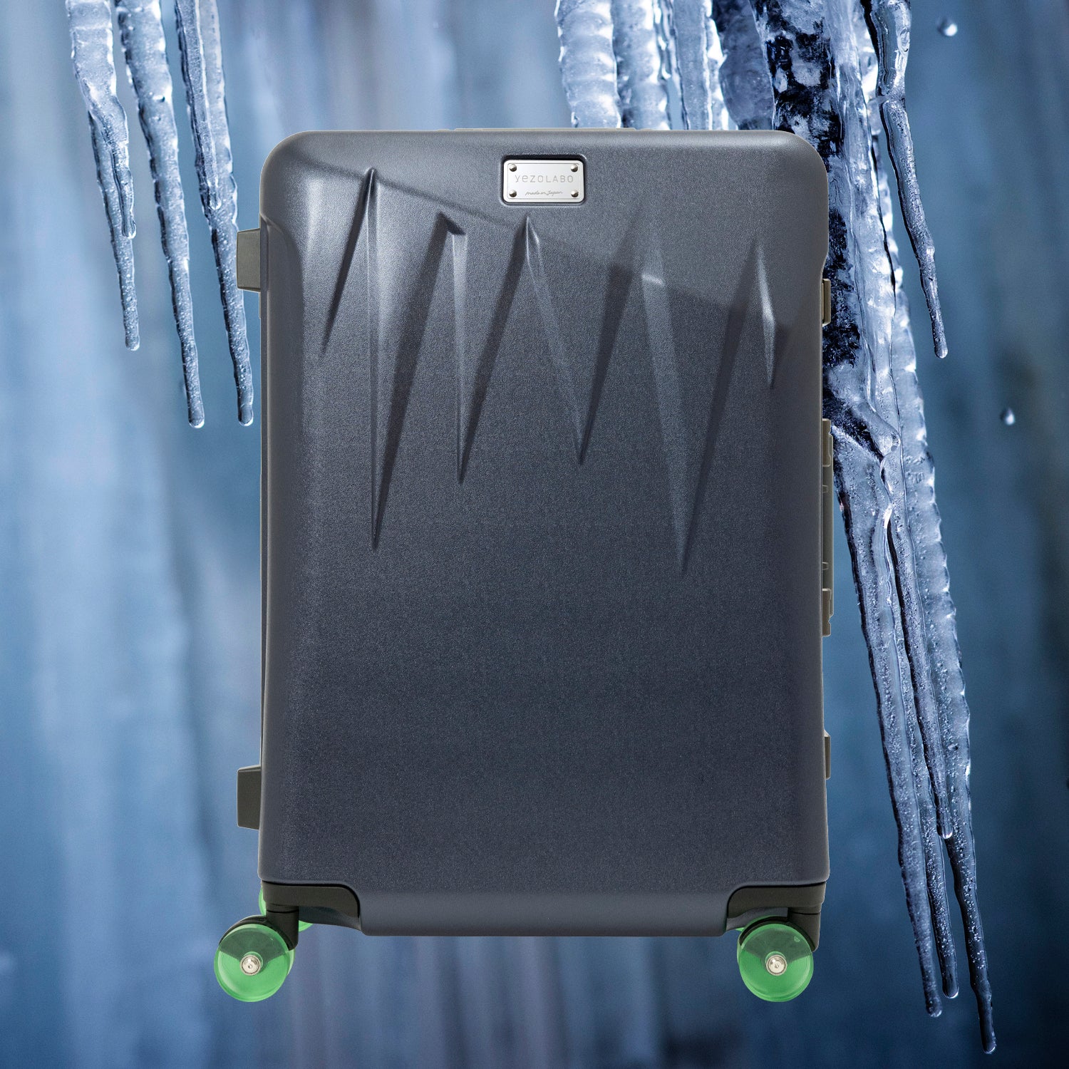 北海道の冬の絶景、氷柱（つらら）からインスピレーションを受けた、日本製フレームタイプICICLE-アイシクル フレームスーツケース（キャリーケース）。太く鋭い氷柱をモチーフにデザインされた立体的なボディシェルリブに、ボディカラーとカラーキャスターの取り合わせで個性が際立つデザインです。