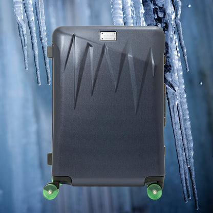 北海道の冬の絶景、氷柱（つらら）からインスピレーションを受けた、日本製フレームタイプICICLE-アイシクル フレームスーツケース（キャリーケース）。太く鋭い氷柱をモチーフにデザインされた立体的なボディシェルリブに、ボディカラーとカラーキャスターの取り合わせで個性が際立つデザインです。