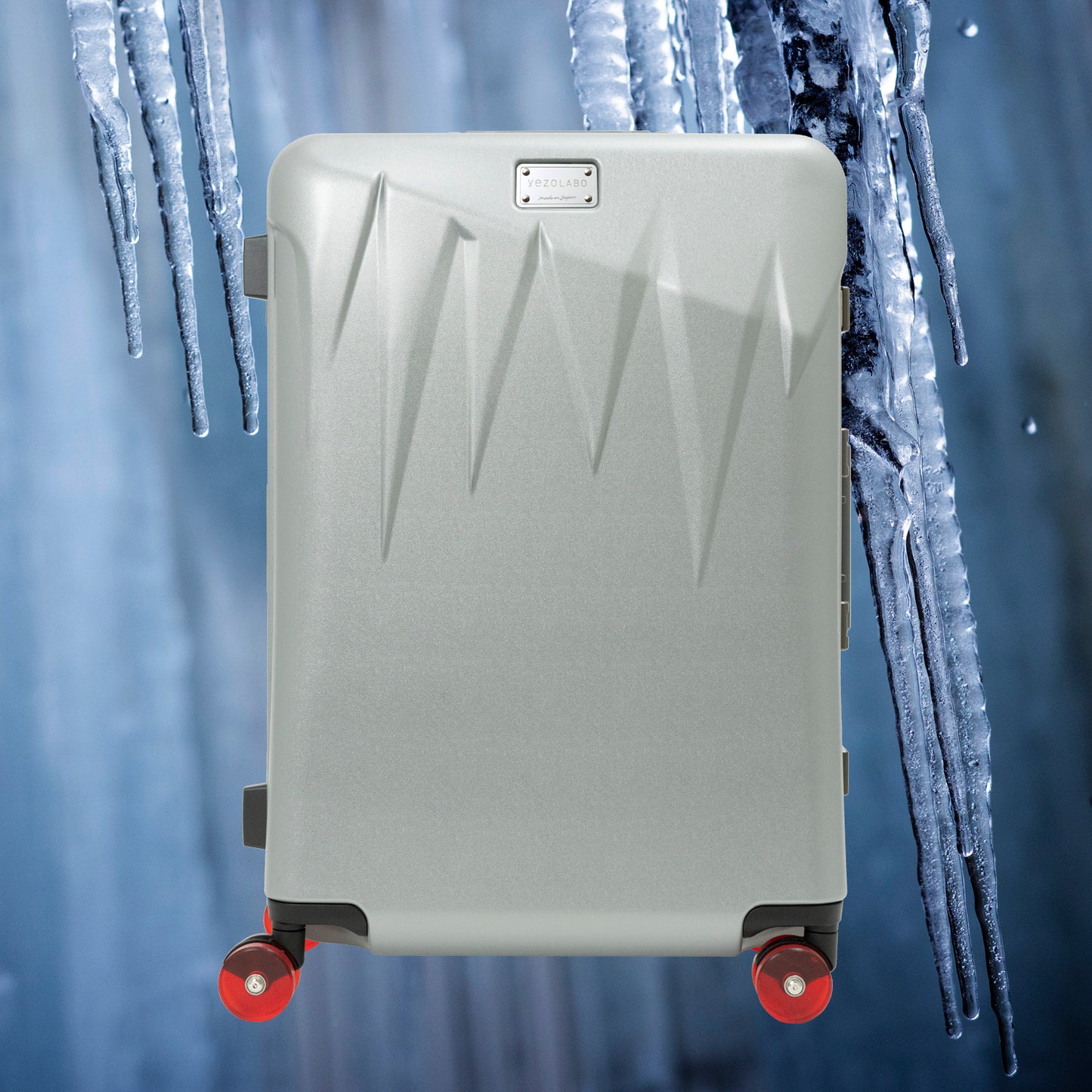 北海道の冬の絶景、氷柱（つらら）からインスピレーションを受けた、日本製フレームタイプICICLE-アイシクル フレームスーツケース（キャリーケース）。太く鋭い氷柱をモチーフにデザインされた立体的なボディシェルリブに、ボディカラーとカラーキャスターの取り合わせで個性が際立つデザインです。