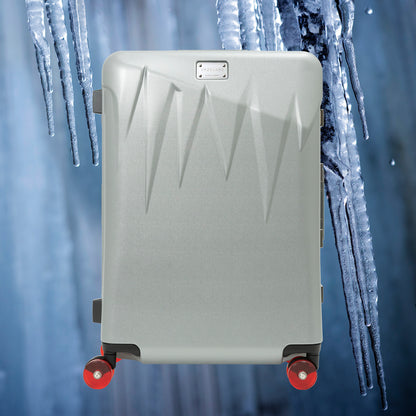 北海道の冬の絶景、氷柱（つらら）からインスピレーションを受けた、日本製フレームタイプICICLE-アイシクル フレームスーツケース（キャリーケース）。太く鋭い氷柱をモチーフにデザインされた立体的なボディシェルリブに、ボディカラーとカラーキャスターの取り合わせで個性が際立つデザインです。