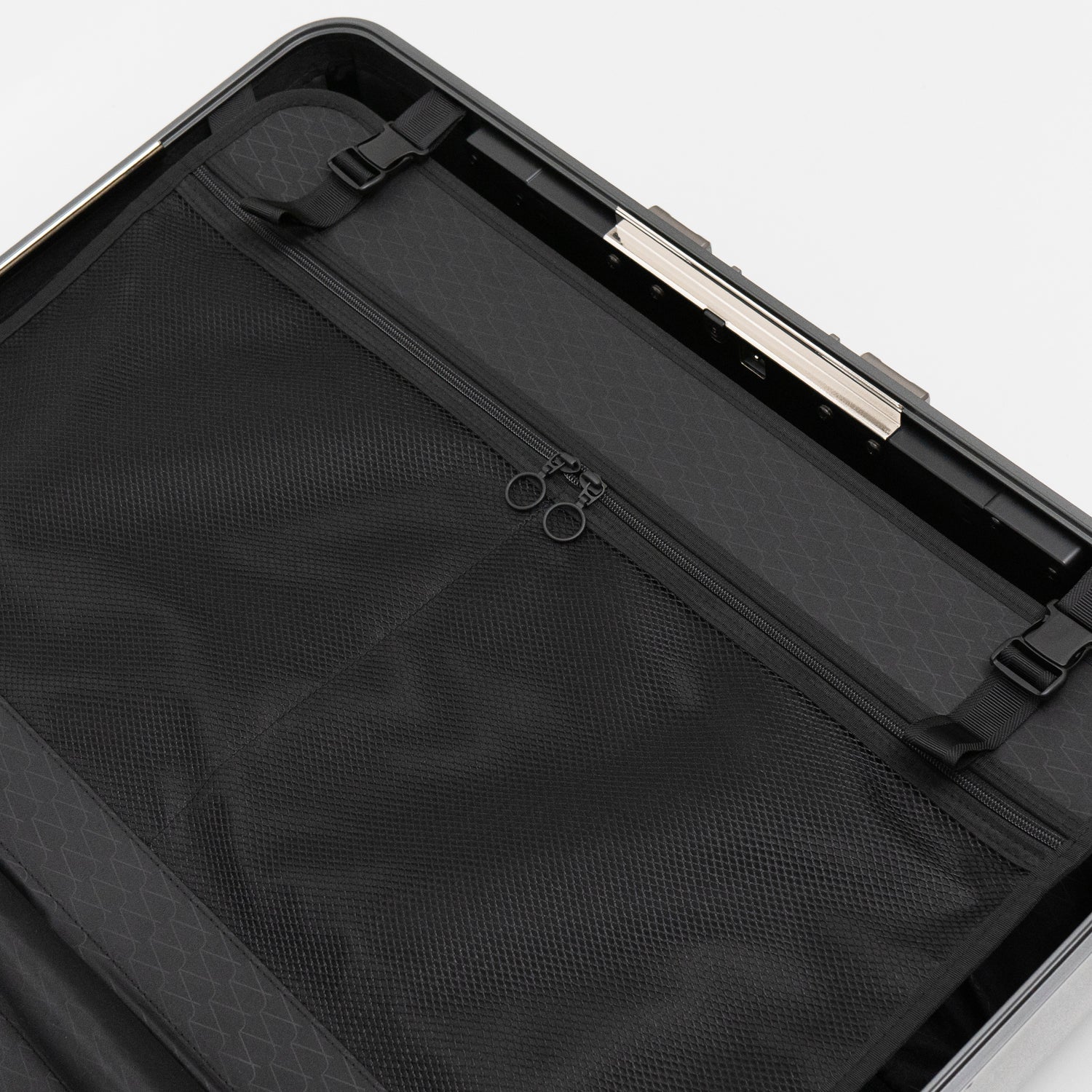 アイシクル フレームスーツケース（キャリーケース）の内装にはバックル留めの仕切りとファスナーメッシュポケットを配置。左右に分けて使える2ドアタイプのメッシュポケット。細かい荷物の収納に最適です。固定バンドもついており、かさばる荷物の収納をよりコンパクトにできます。