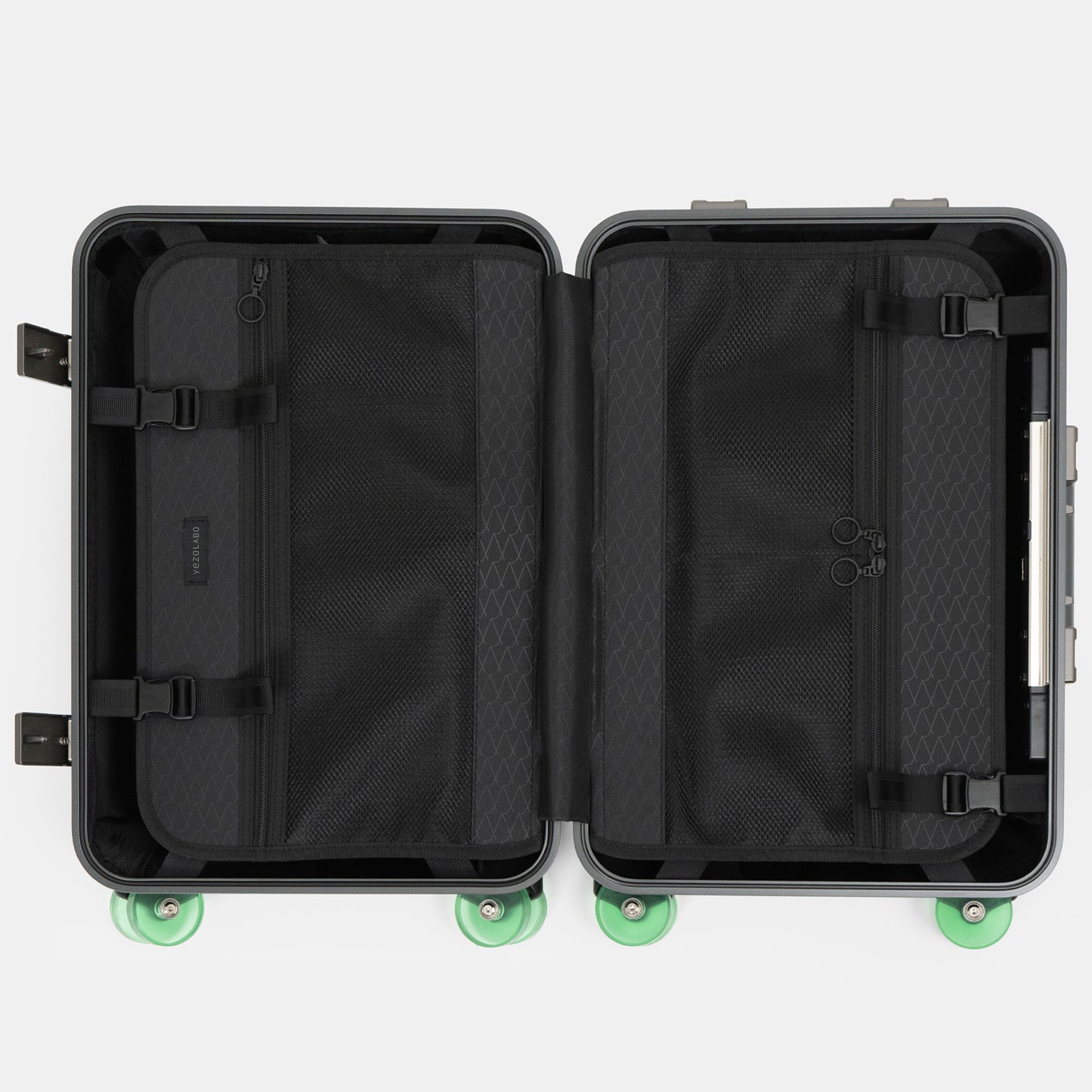 アイシクル フレームスーツケース（キャリーケース）の内装には両側にバックル留めの仕切りとファスナーメッシュポケットを配置。本体トップ側には広く渡るファスナーメッシュポケットを、ボトム側は左右に分けて使える2ドアタイプ。細かい荷物の収納に最適です。両側に固定バンドもついており、かさばる荷物の収納をよりコンパクトにできます。