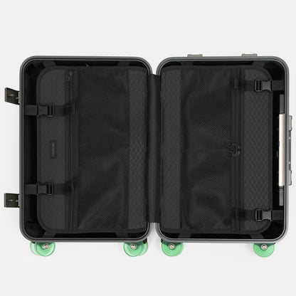 アイシクル フレームスーツケース（キャリーケース）の内装には両側にバックル留めの仕切りとファスナーメッシュポケットを配置。本体トップ側には広く渡るファスナーメッシュポケットを、ボトム側は左右に分けて使える2ドアタイプ。細かい荷物の収納に最適です。両側に固定バンドもついており、かさばる荷物の収納をよりコンパクトにできます。