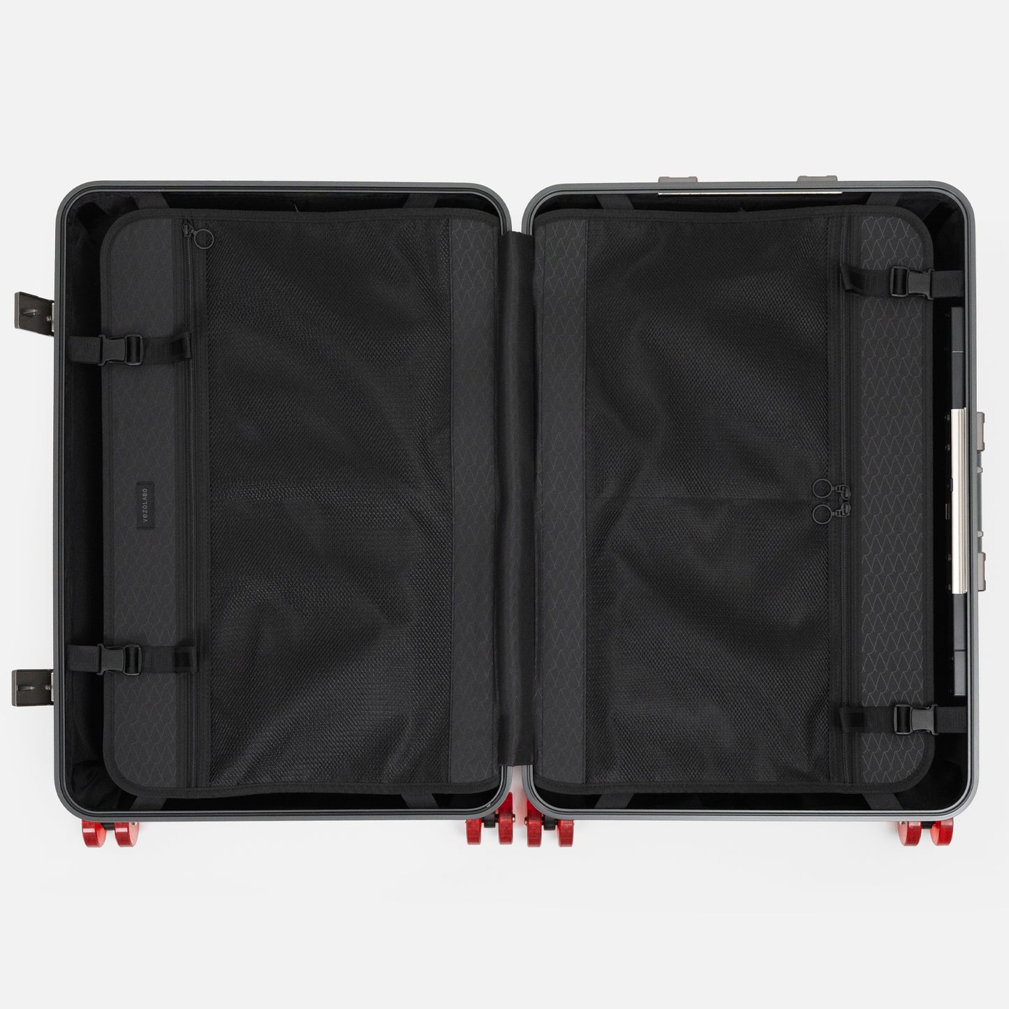 アイシクル フレームスーツケース（キャリーケース）の内装には両側にバックル留めの仕切りとファスナーメッシュポケットを配置。本体トップ側には広く渡るファスナーメッシュポケットを、ボトム側は左右に分けて使える2ドアタイプ。細かい荷物の収納に最適です。両側に固定バンドもついており、かさばる荷物の収納をよりコンパクトにできます。