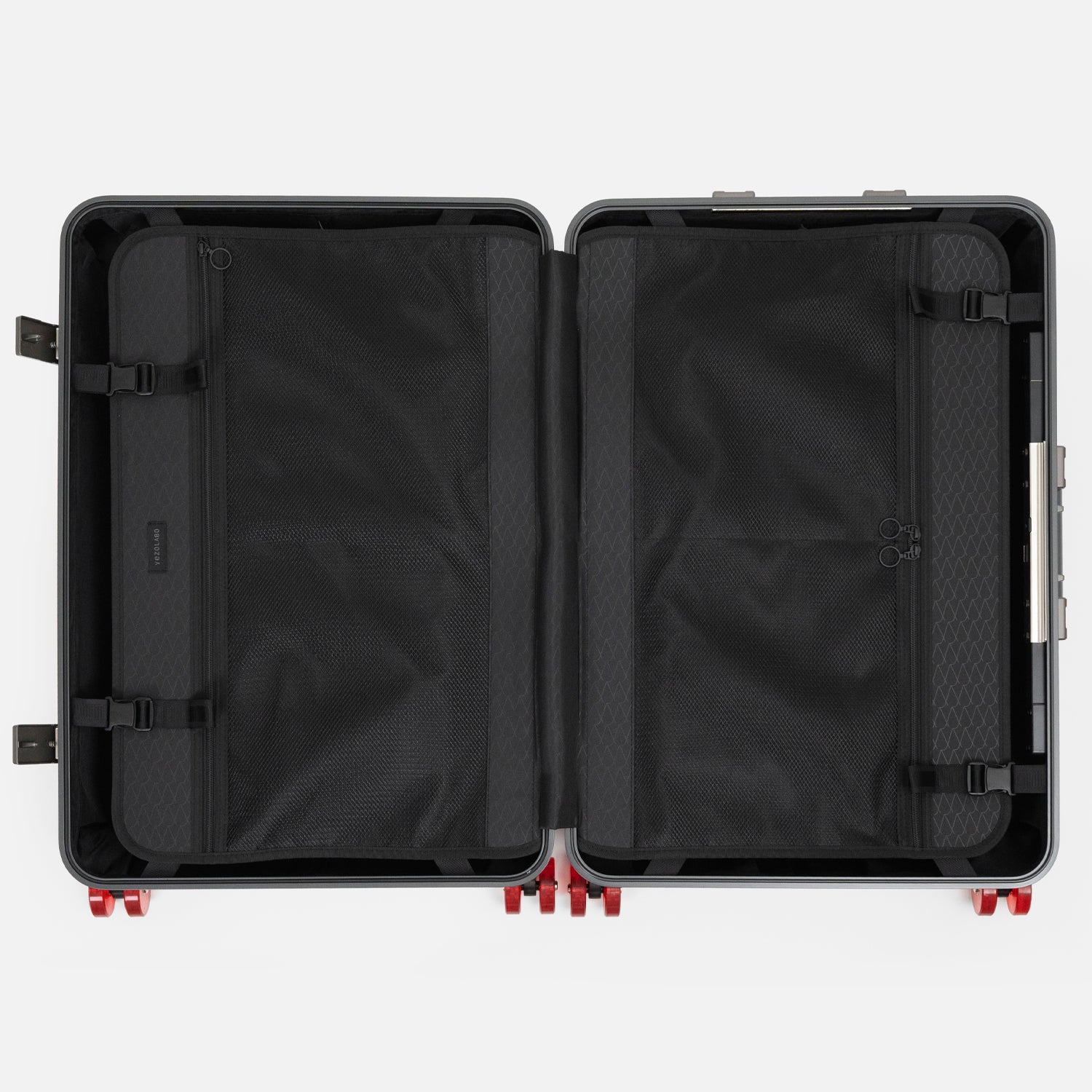 アイシクル フレームスーツケース（キャリーケース）の内装には両側にバックル留めの仕切りとファスナーメッシュポケットを配置。本体トップ側には広く渡るファスナーメッシュポケットを、ボトム側は左右に分けて使える2ドアタイプ。細かい荷物の収納に最適です。両側に固定バンドもついており、かさばる荷物の収納をよりコンパクトにできます。