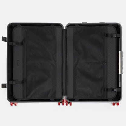 アイシクル フレームスーツケース（キャリーケース）の内装には両側にバックル留めの仕切りとファスナーメッシュポケットを配置。本体トップ側には広く渡るファスナーメッシュポケットを、ボトム側は左右に分けて使える2ドアタイプ。細かい荷物の収納に最適です。両側に固定バンドもついており、かさばる荷物の収納をよりコンパクトにできます。