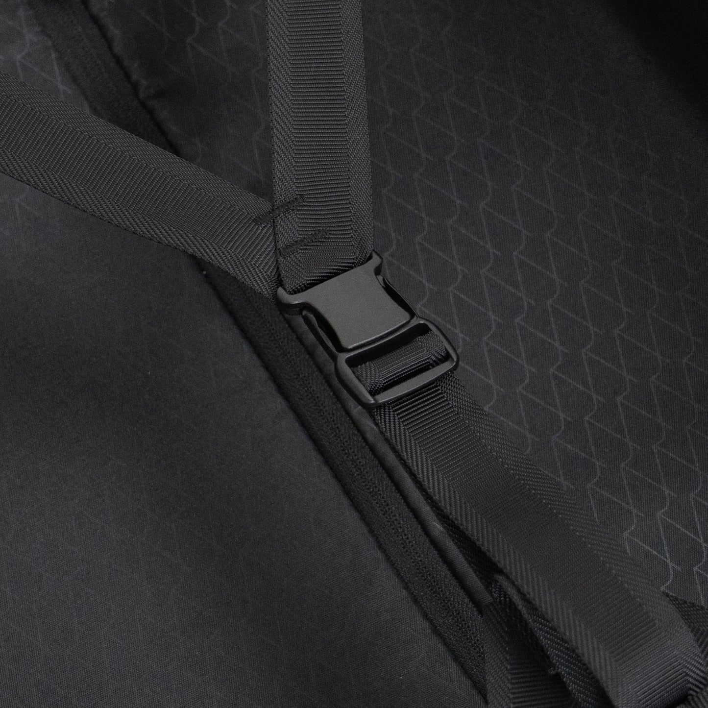 アイシクル フレームスーツケース（キャリーケース）の内装には両側にバックル留めの仕切りとファスナーメッシュポケットを配置。本体トップ側には広く渡るファスナーメッシュポケットを、ボトム側は左右に分けて使える2ドアタイプ。細かい荷物の収納に最適です。両側に固定バンドもついており、かさばる荷物の収納をよりコンパクトにできます。