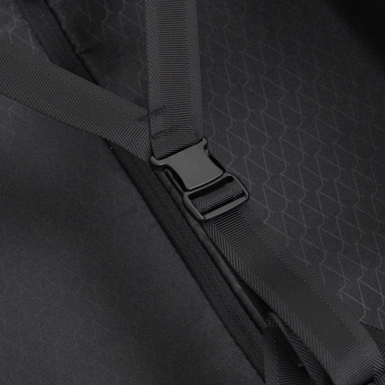 アイシクル フレームスーツケース（キャリーケース）の内装には両側にバックル留めの仕切りとファスナーメッシュポケットを配置。本体トップ側には広く渡るファスナーメッシュポケットを、ボトム側は左右に分けて使える2ドアタイプ。細かい荷物の収納に最適です。両側に固定バンドもついており、かさばる荷物の収納をよりコンパクトにできます。