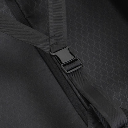 アイシクル フレームスーツケース（キャリーケース）の内装には両側にバックル留めの仕切りとファスナーメッシュポケットを配置。本体トップ側には広く渡るファスナーメッシュポケットを、ボトム側は左右に分けて使える2ドアタイプ。細かい荷物の収納に最適です。両側に固定バンドもついており、かさばる荷物の収納をよりコンパクトにできます。