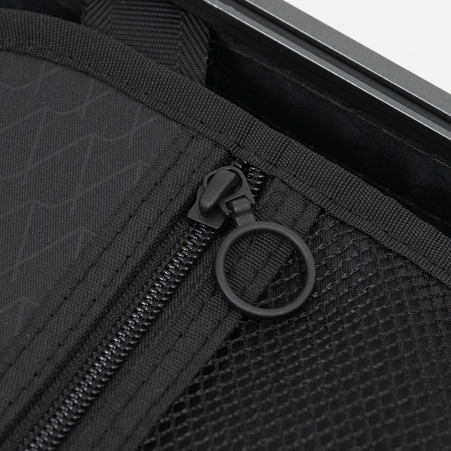 アイシクル フレームスーツケース（キャリーケース）の内装引き手。円形の引き手で指を軽く引っ掛けるだけでスムーズに開閉可能です。