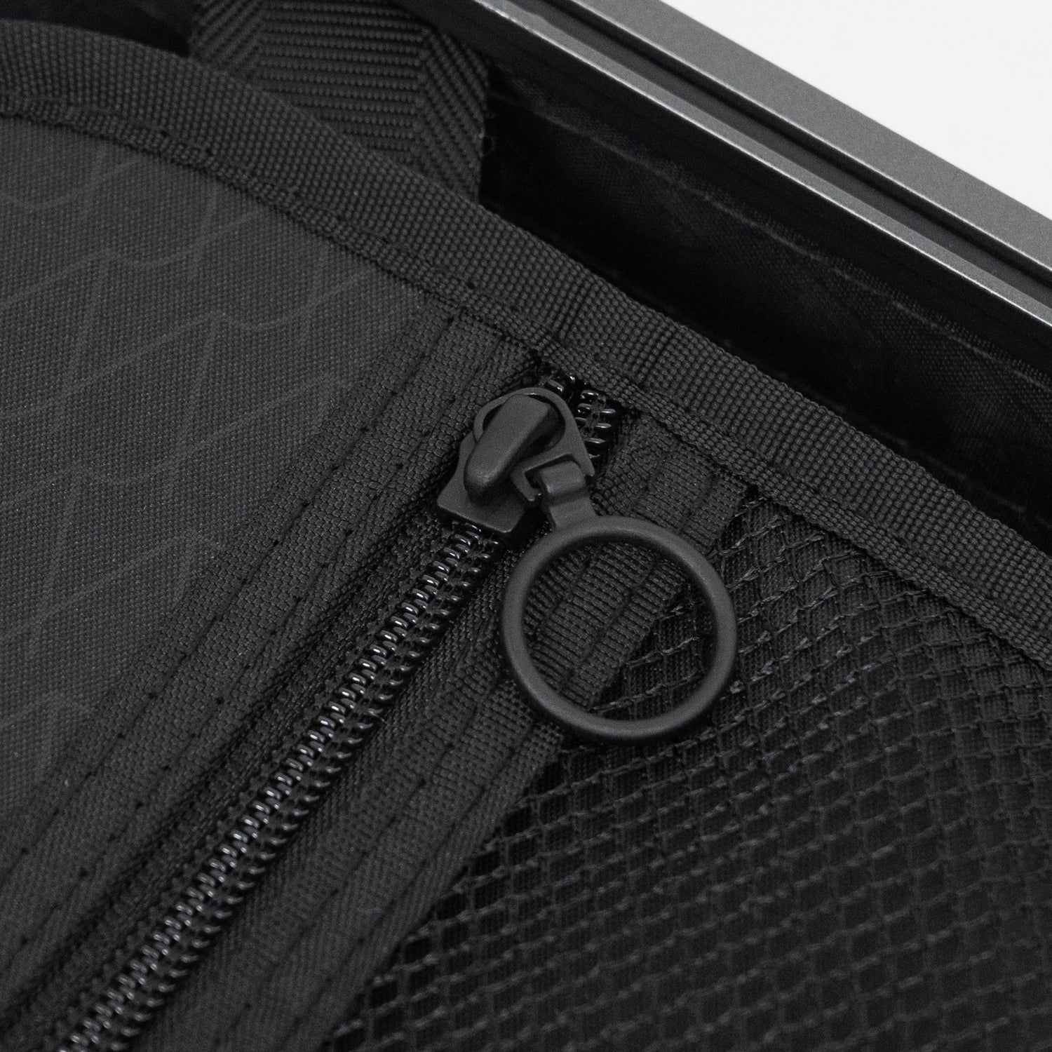 アイシクル フレームスーツケース（キャリーケース）の内装引き手。円形の引き手で指を軽く引っ掛けるだけでスムーズに開閉可能です。