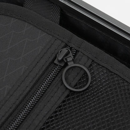 アイシクル フレームスーツケース（キャリーケース）の内装引き手。円形の引き手で指を軽く引っ掛けるだけでスムーズに開閉可能です。